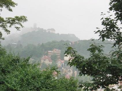 朝霧のヴァルトブルク城と街並み