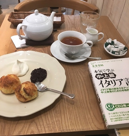 写真　立川伊勢丹にあるアフタヌーンティー・ティールームで注文したスコーンと紅茶のセットの様子