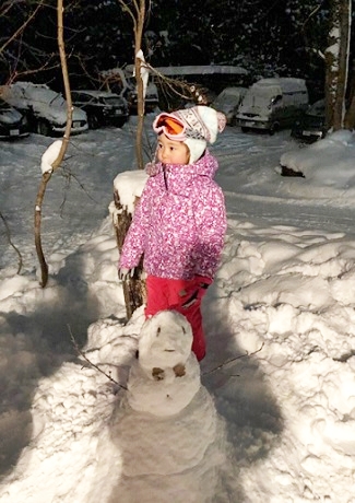写真　カーサビアンカの前に作った雪だるまのオルフ