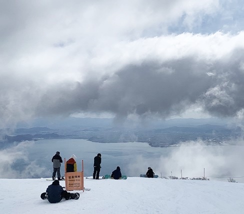 写真　ホーライ・パノラマゲレンデの上部から琵琶湖を望む