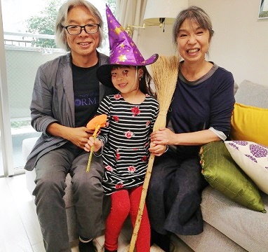 写真　内田もと海さんの家で妻、杏樹と3人
