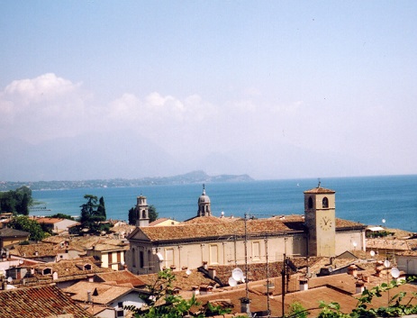 写真　ガルダ湖と聖マグダレナ教会の遠景