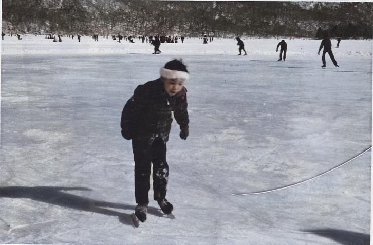 写真　昭和40年、スケートで滑る三澤洋史