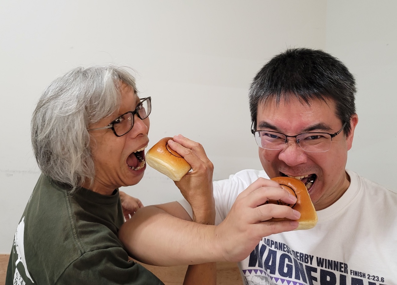 写真　愛知祝祭のコンマス高橋君とパンに食らいつく三澤