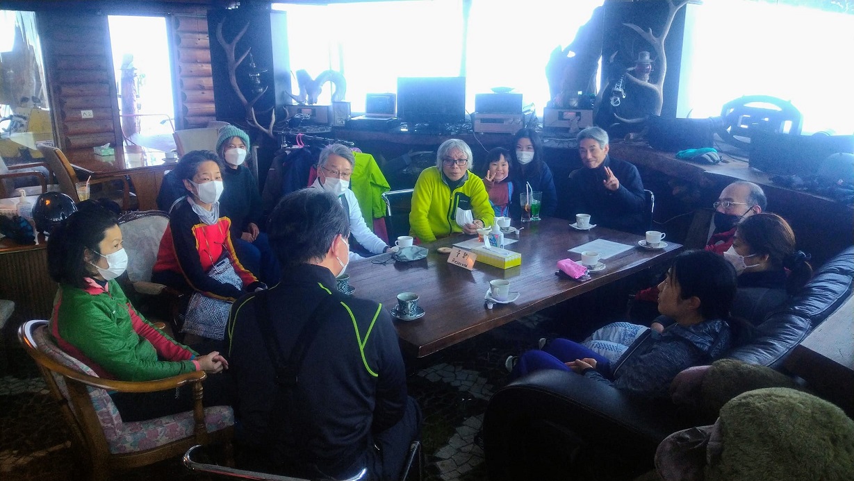 写真　スキーレッスン参加者のカフェミーティング風景