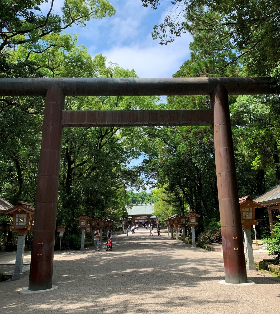 写真　宮崎神宮の大鳥居から遠くに本殿を見る