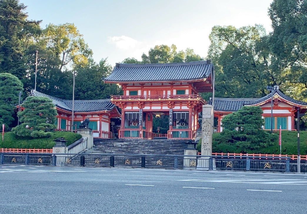 写真　早朝の八坂神社の正面