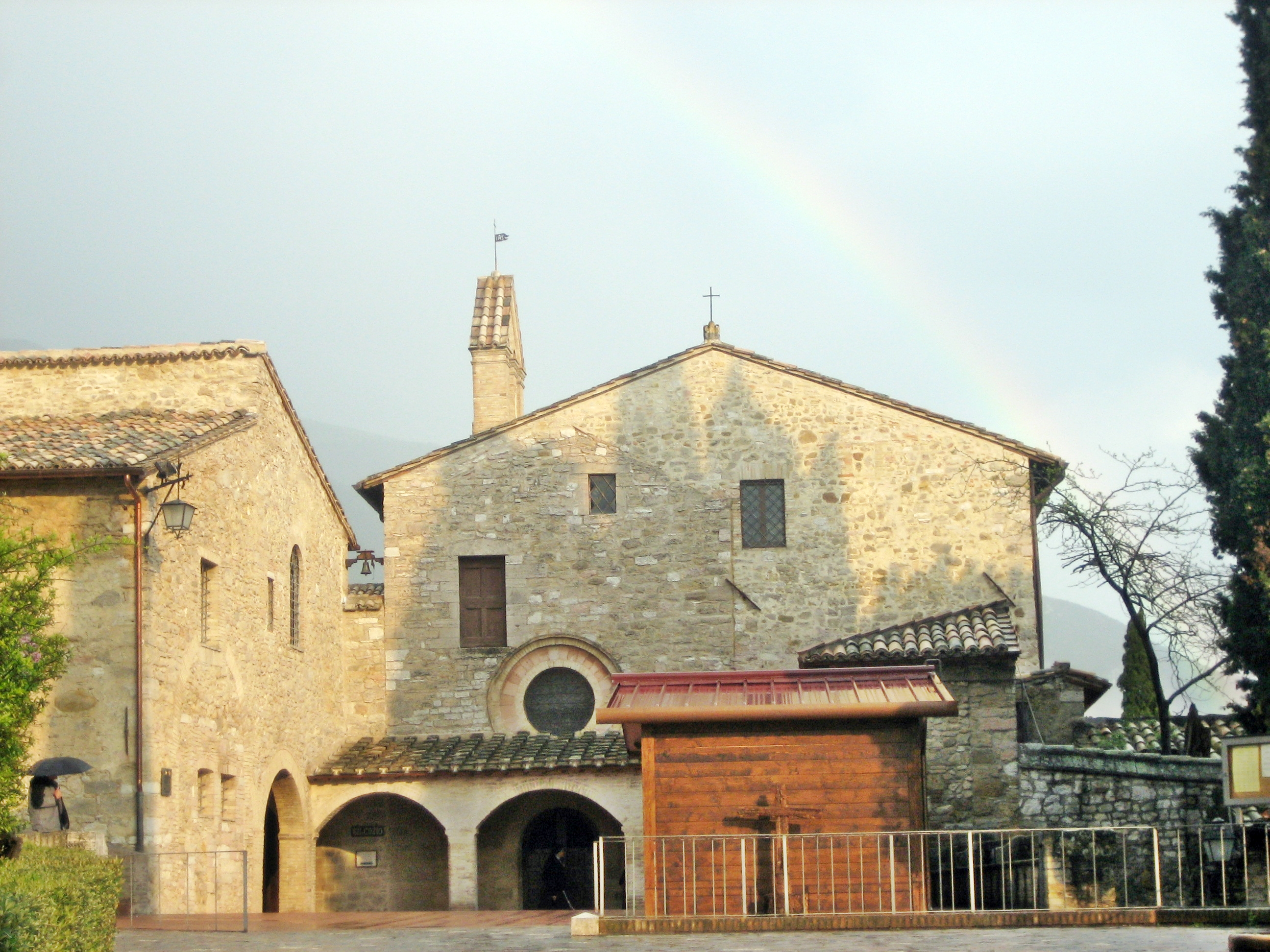 写真　雨上がりの虹が出ているアッシジのサン・ダミアーノ教会
