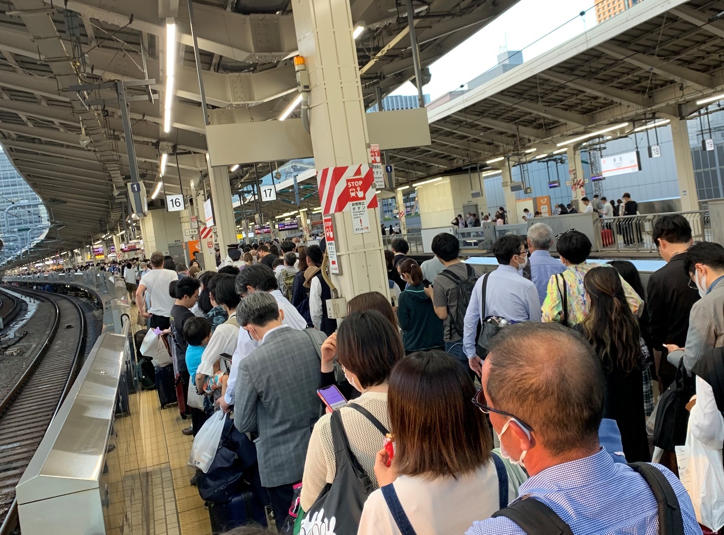 写真　6月3日18時半頃、混雑する新幹線ホーム1号車付近