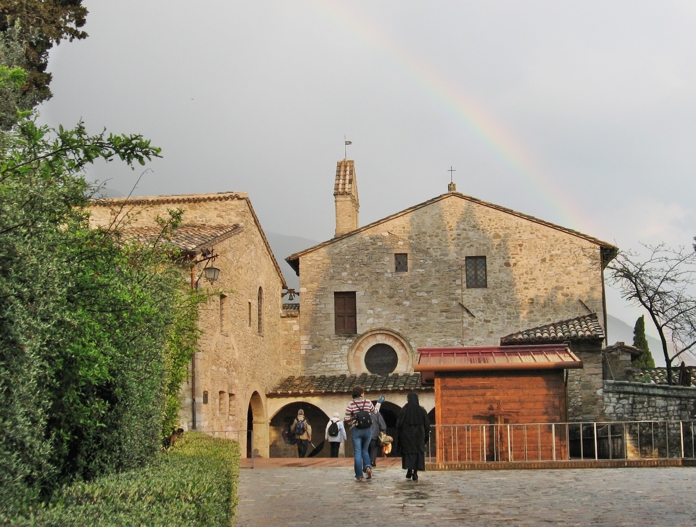 写真　サン・ダミアーノ教会の雨上がりの虹